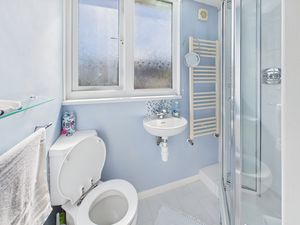 Shower room- click for photo gallery